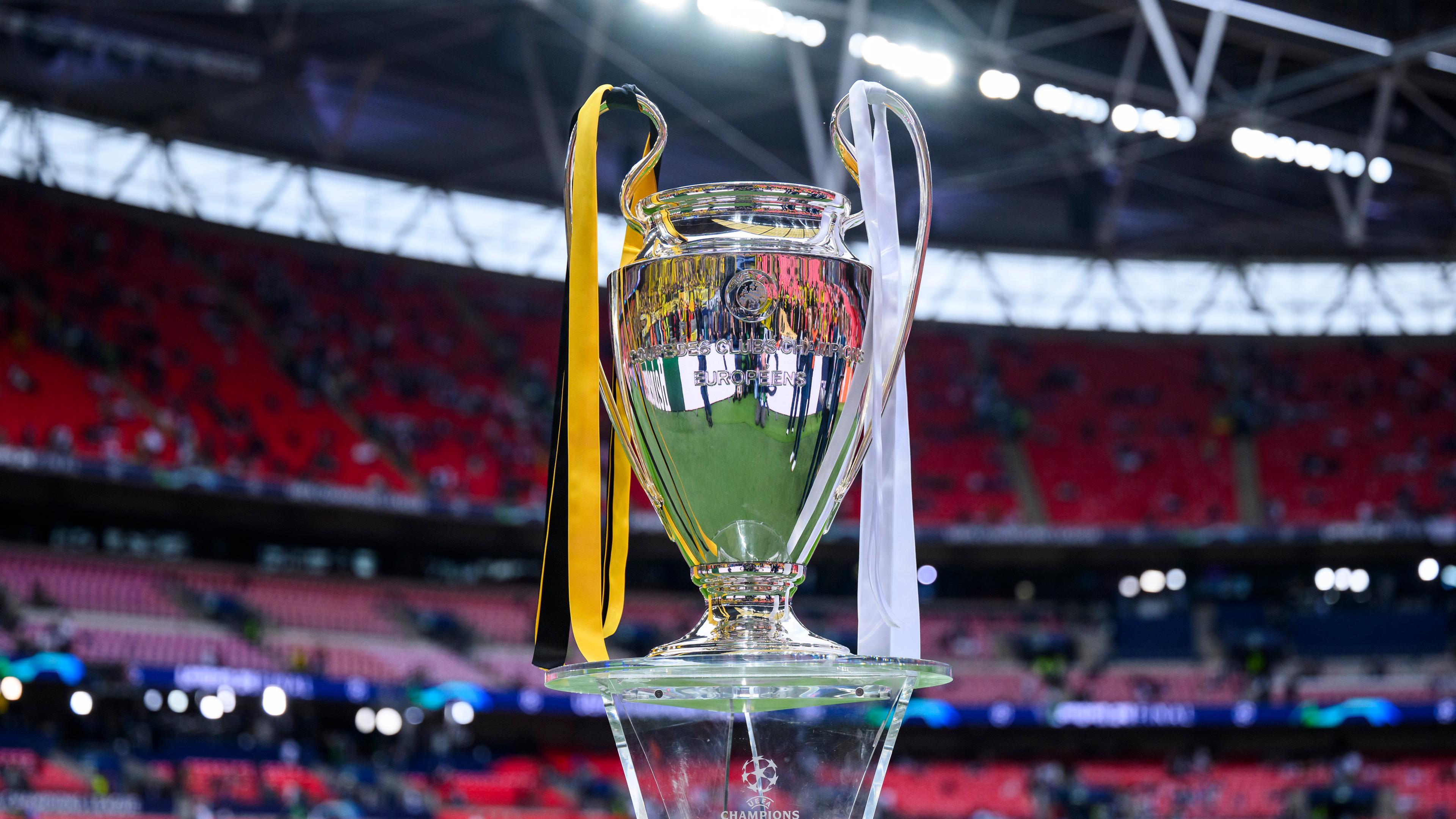 Typical: Champions-League-Pokal