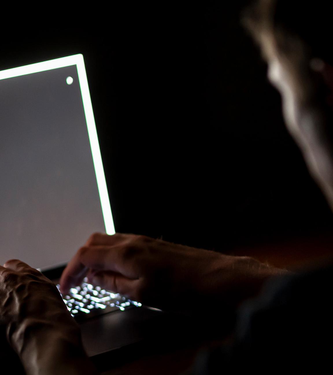  Ein Mann schreibt auf der Tastatur eines Laptops. Eine Pressekonferenz am Tag widmet sich dem Thema Hybride Bedrohungen, Cyberangriffe und Desinformation. (Symbolfoto)