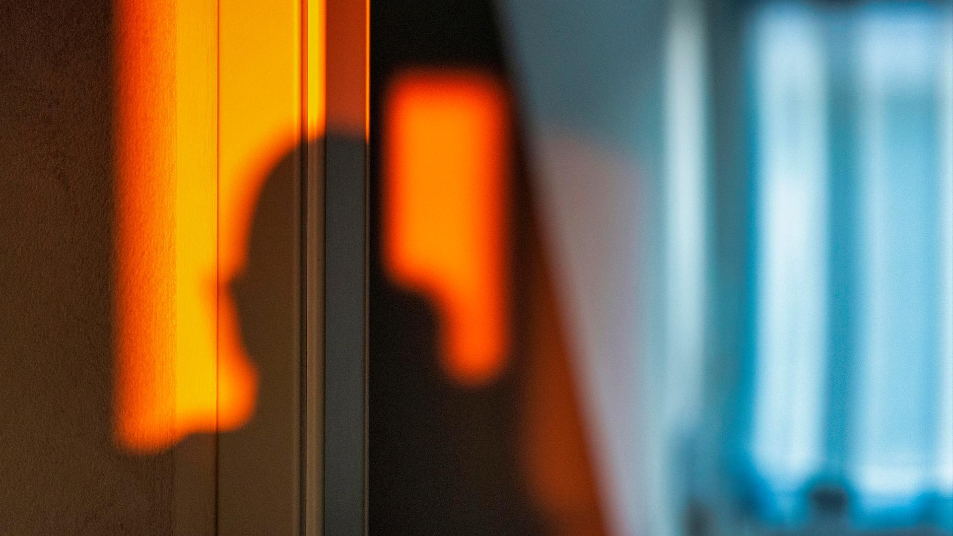 Der Schatten eines Menschen an einer Wand (Typical Depression).