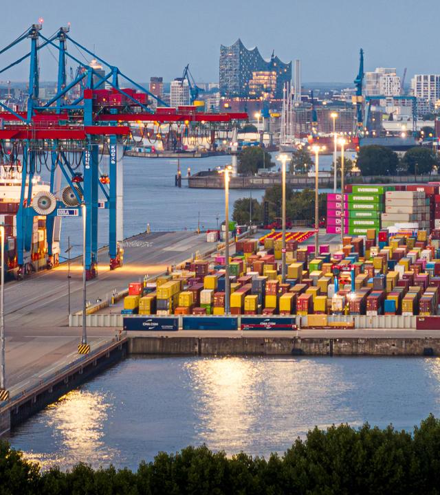Containerterminals im Hamburger Hafen bei Abenddämmerung. (Archiv)