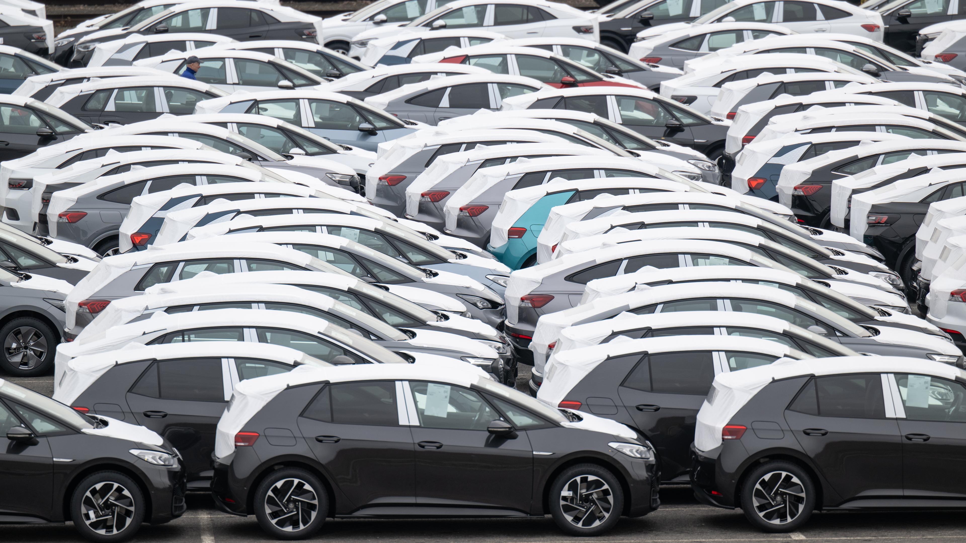 Auf einem Parkplatz im Werk von Volkswagen in Zwickau stehen Neufahrzeuge vor der Auslieferung.