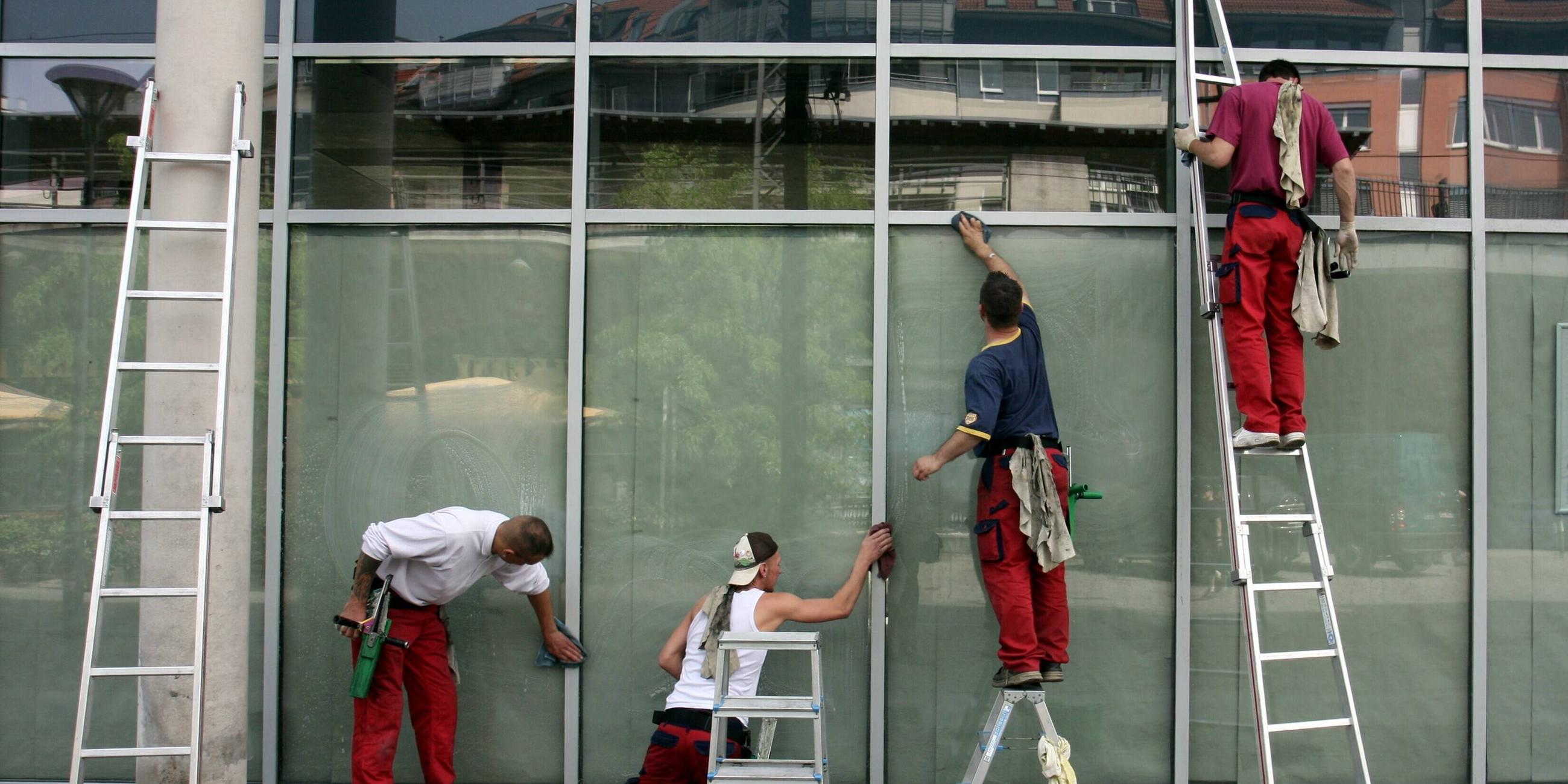 Archiv: Fensterputzer am Hackeschen Markt.