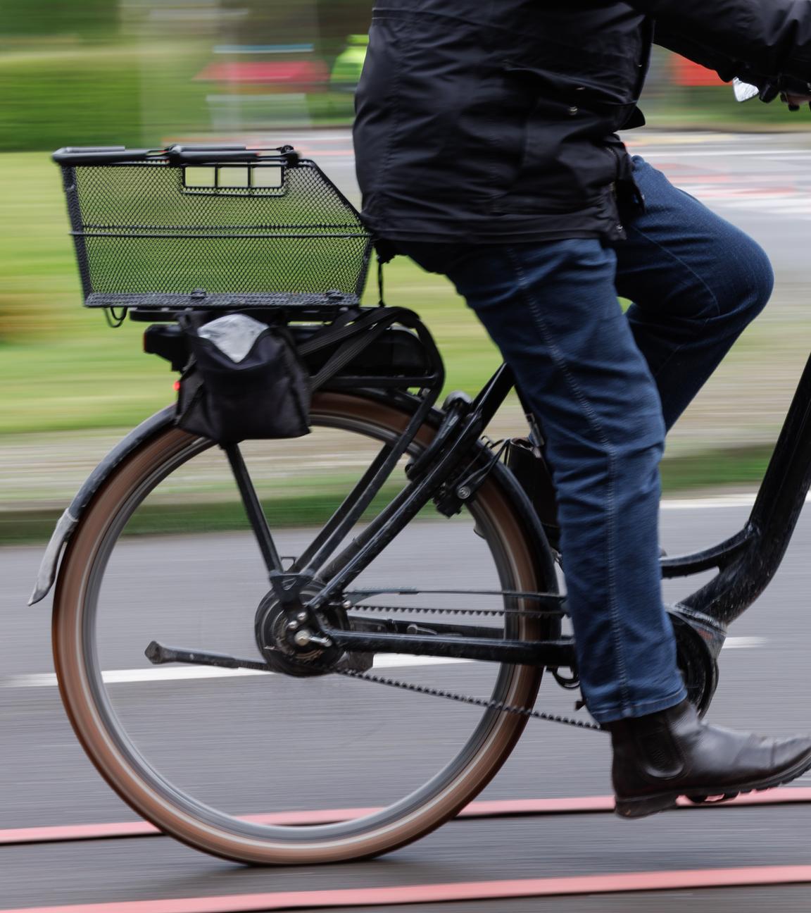 Ein Mensch fährt auf einem Fahrrad