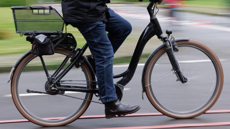 Ein Mensch fährt auf einem Fahrrad