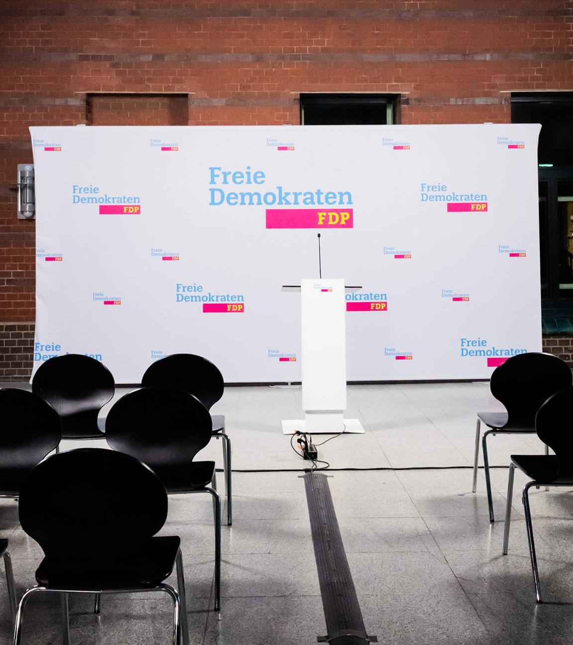 Das Rednerpult in der Bundesgeschäftsstelle der FDP in Berlin, aufgenommen vor einem angekündigten Statement der FDP-Generalsekretärin Büttner zu den ersten Hochrechnungen zur Landtagswahl in Rheinland-Pfalz.