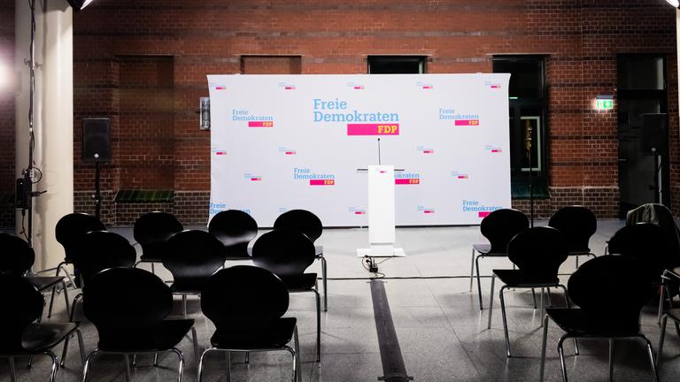 Das Rednerpult in der Bundesgeschäftsstelle der FDP in Berlin, aufgenommen vor einem angekündigten Statement der FDP-Generalsekretärin Büttner zu den ersten Hochrechnungen zur Landtagswahl in Rheinland-Pfalz.