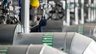 Ein Mitarbeiter des Energiekonzerns EnBW kontrolliert die Fernwärmeverteilerstation eines Heizkraftwerks.