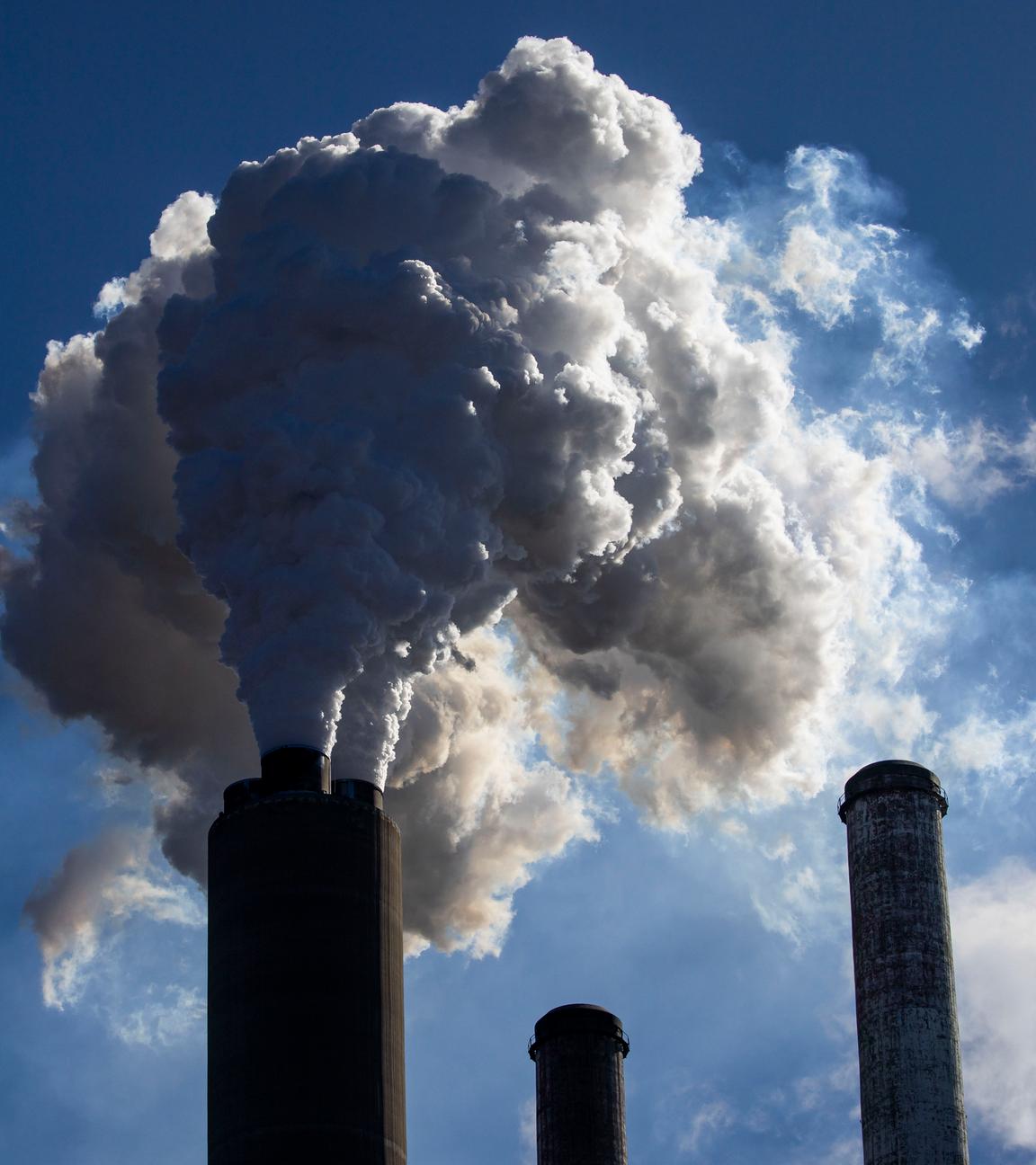 Rauch steigt aus dem Schornstein einer Fabrik