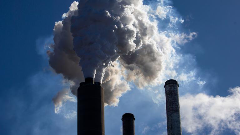 Rauch steigt aus dem Schornstein einer Fabrik