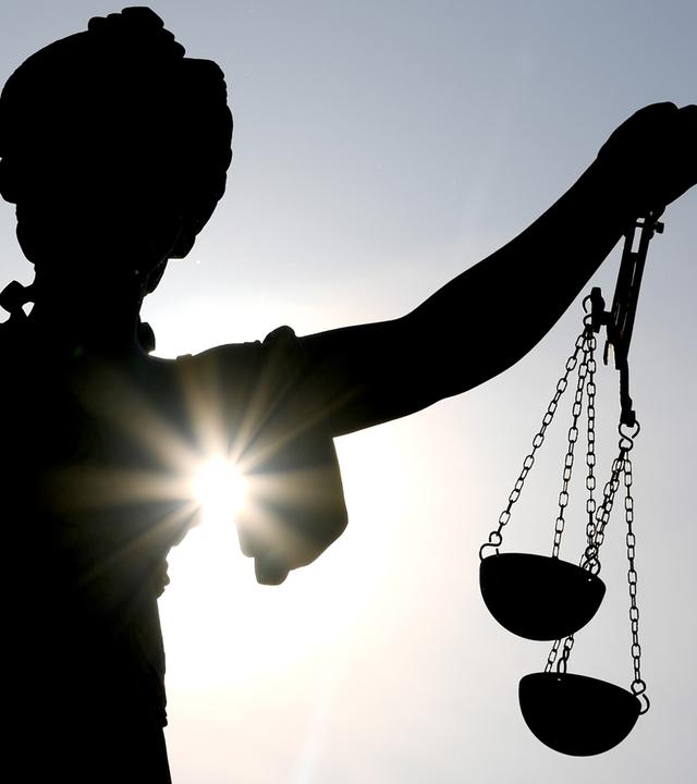 Statue der Göttin Justitia im Gegenlicht. (Archiv)