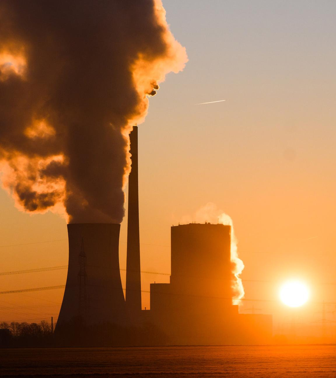 Die Sonne geht hinter dem Kraftwerk Mehrum im Landkreis Peine auf. (Archiv)