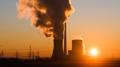 Die Sonne geht hinter dem Kraftwerk Mehrum im Landkreis Peine auf. (Archiv)