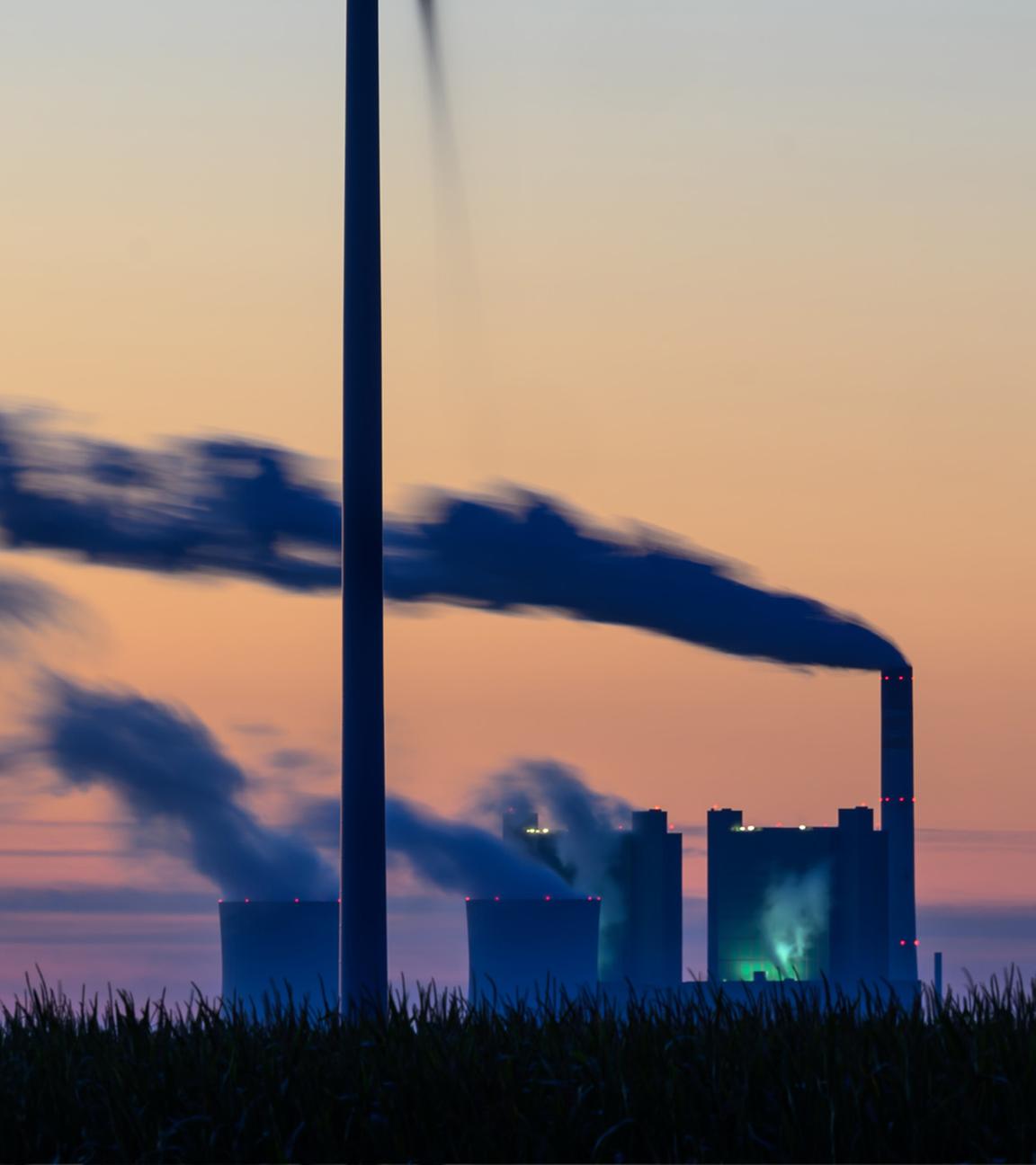 Windräder drehen sich vor der Kulisse des Braunkohlekraftwerkes Schkopau. (Archiv)