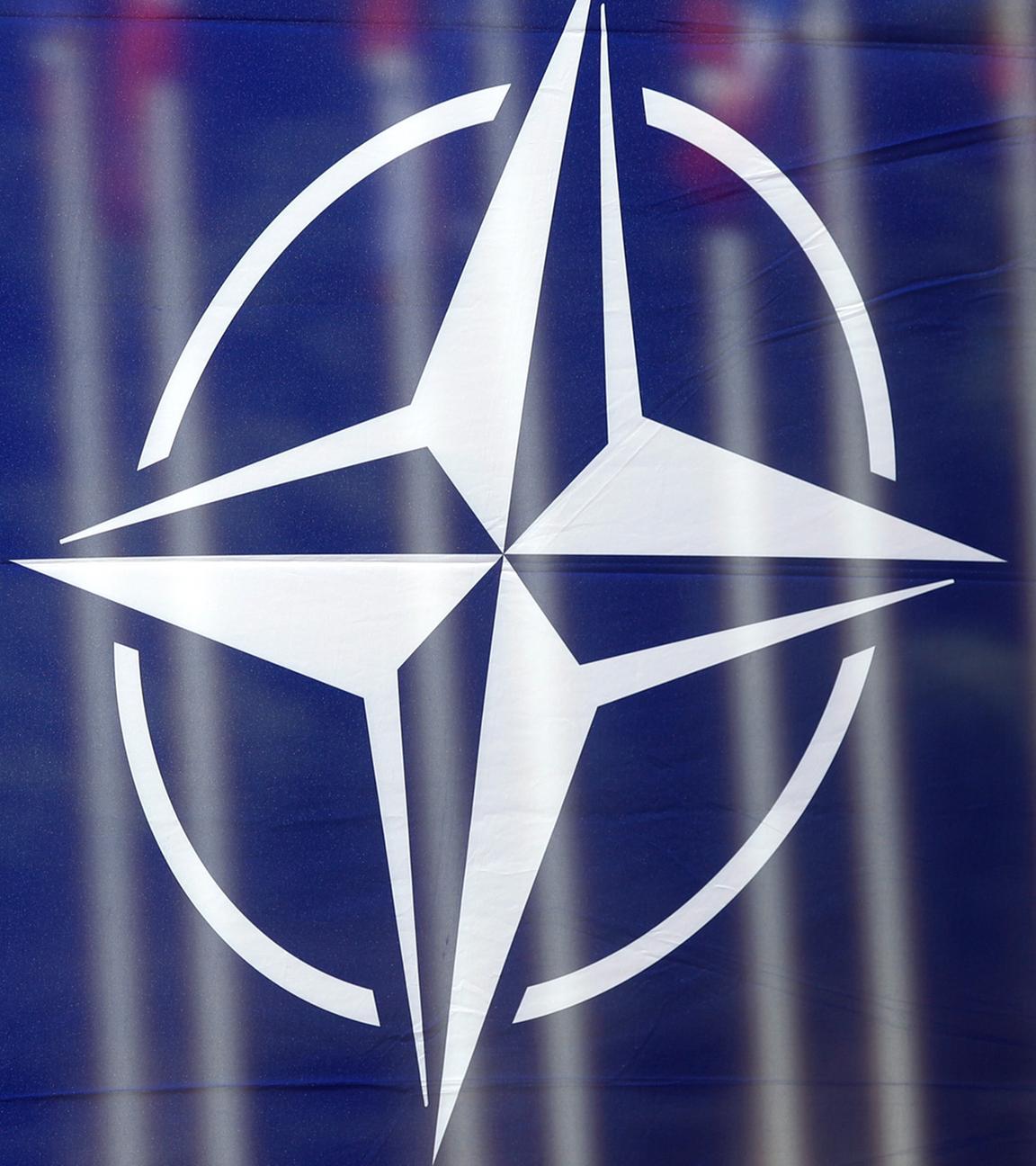 Eine Flagge der Nato weht im Wind. (Archiv)