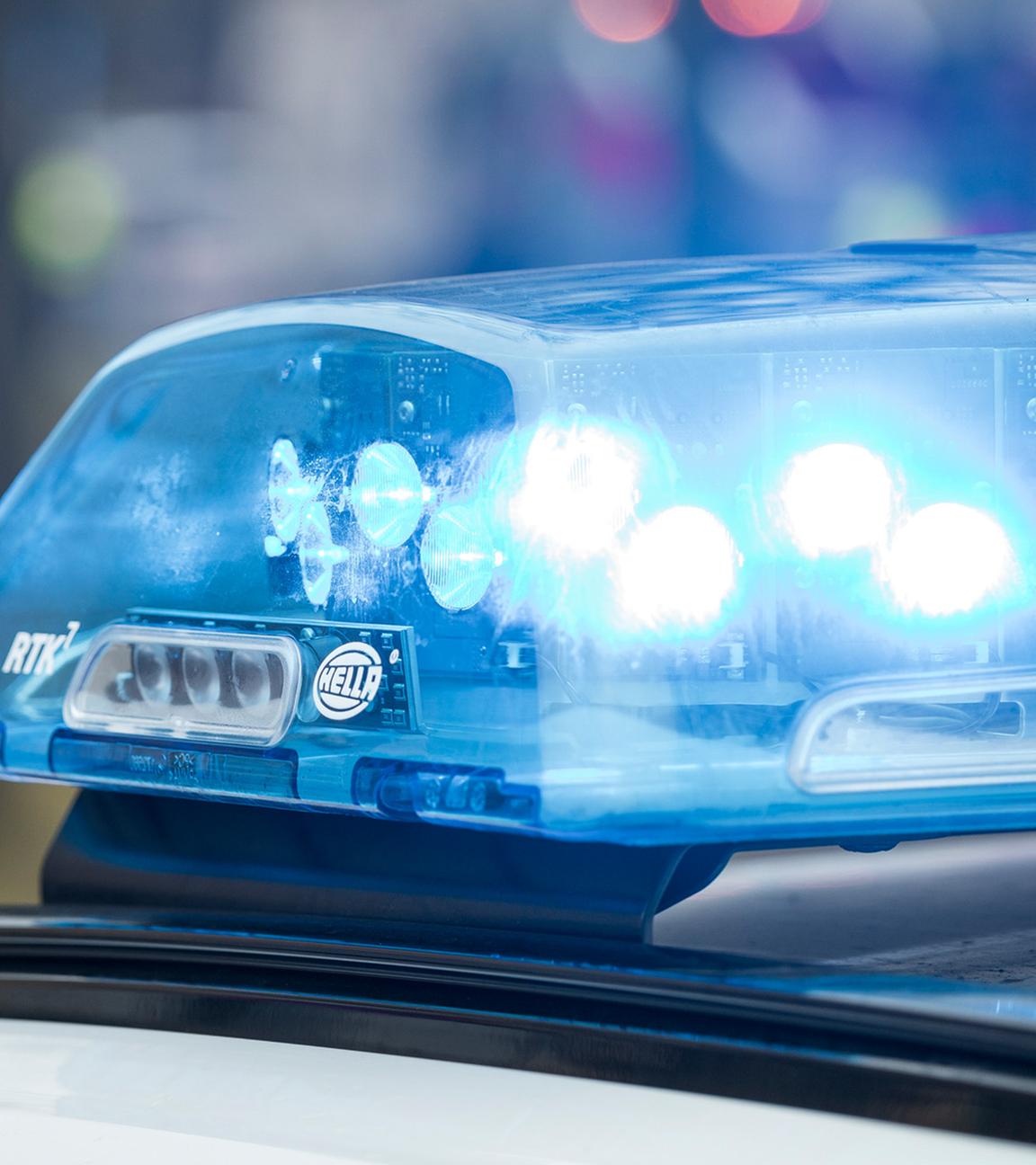 Blaulicht auf einem Einsatzfahrzeug der Polizei. (Symbolbild)
