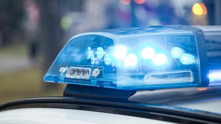 Blaulicht auf einem Einsatzfahrzeug der Polizei. (Symbolbild)