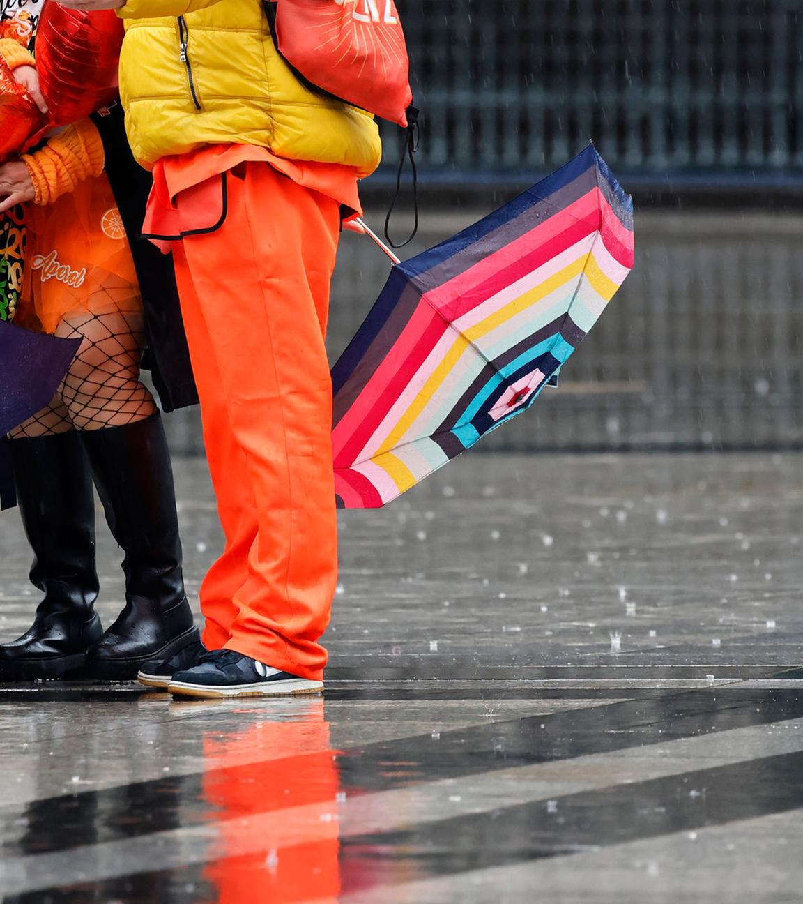 Verkleidete Teilnehmer des Straßenkarneval an Weiberfastnacht in Köln am 12.02.2026.