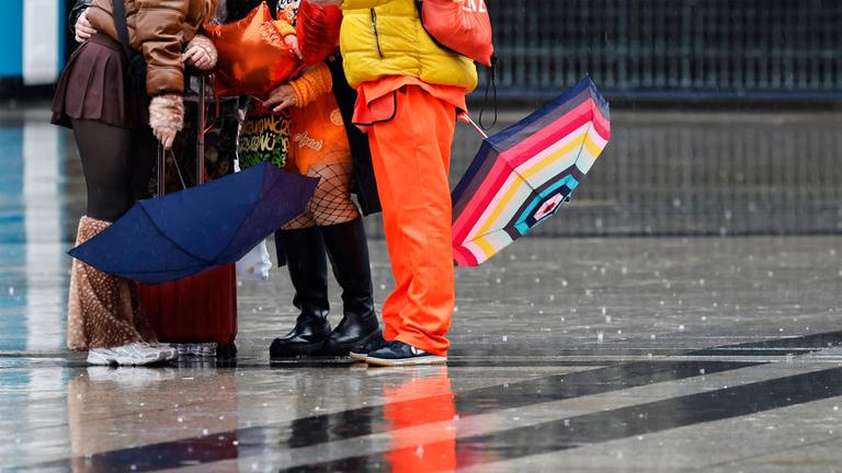 Verkleidete Teilnehmer des Straßenkarneval an Weiberfastnacht in Köln am 12.02.2026.