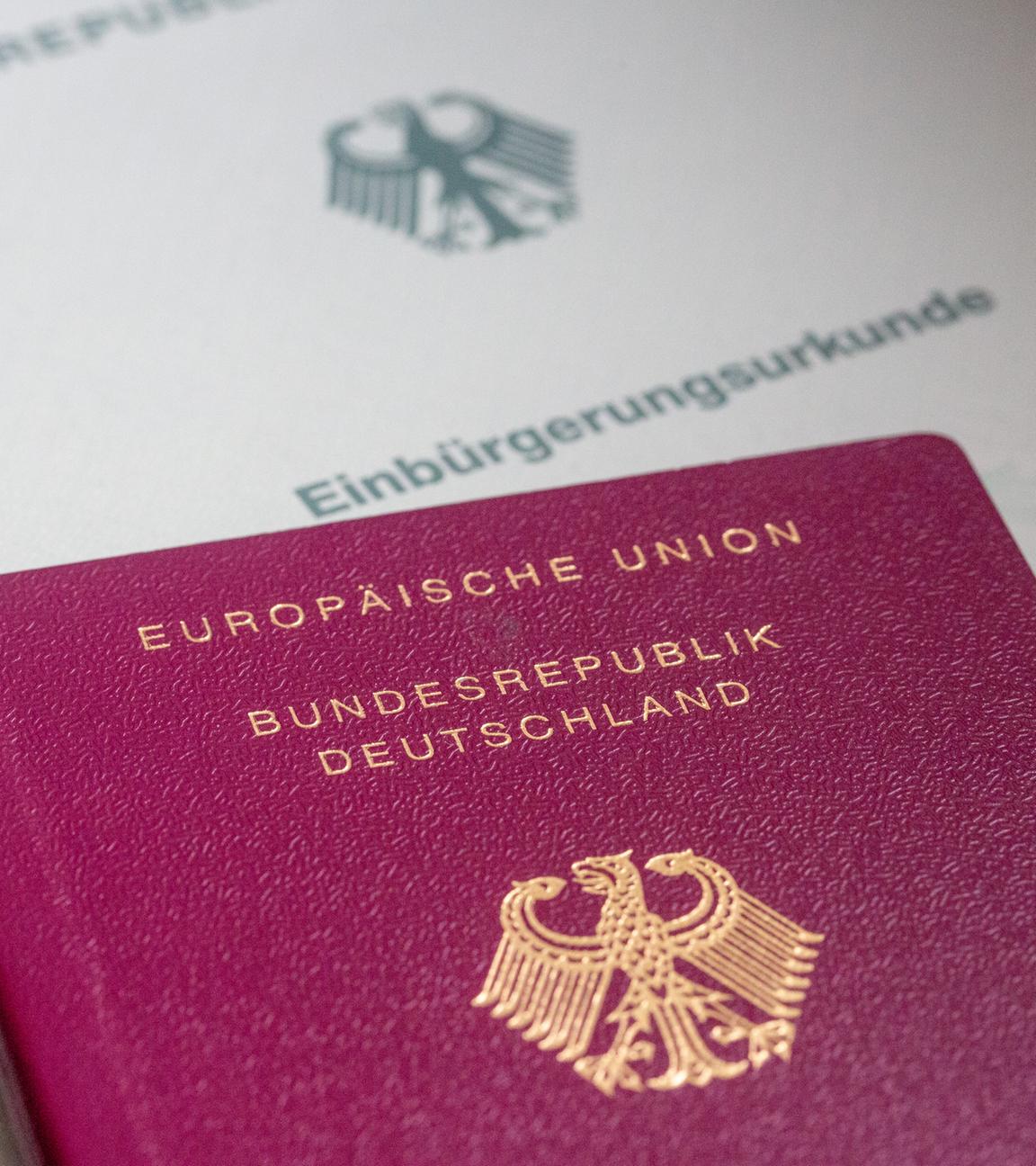 Typical: Einbürgerungsurkunde und Reisepass