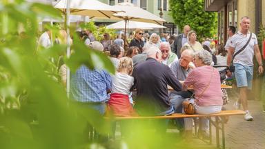Menschen sitzen an einem sommerlichen Tag auf einer Terrasse in Nagold zusammen und unterhalten sich in entspannter Atmosphäre. (Archiv)