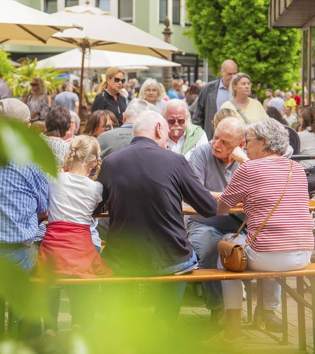 Menschen sitzen an einem sommerlichen Tag auf einer Terrasse in Nagold zusammen und unterhalten sich in entspannter Atmosphäre. (Archiv)