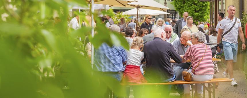Menschen sitzen an einem sommerlichen Tag auf einer Terrasse in Nagold zusammen und unterhalten sich in entspannter Atmosphäre. (Archiv)