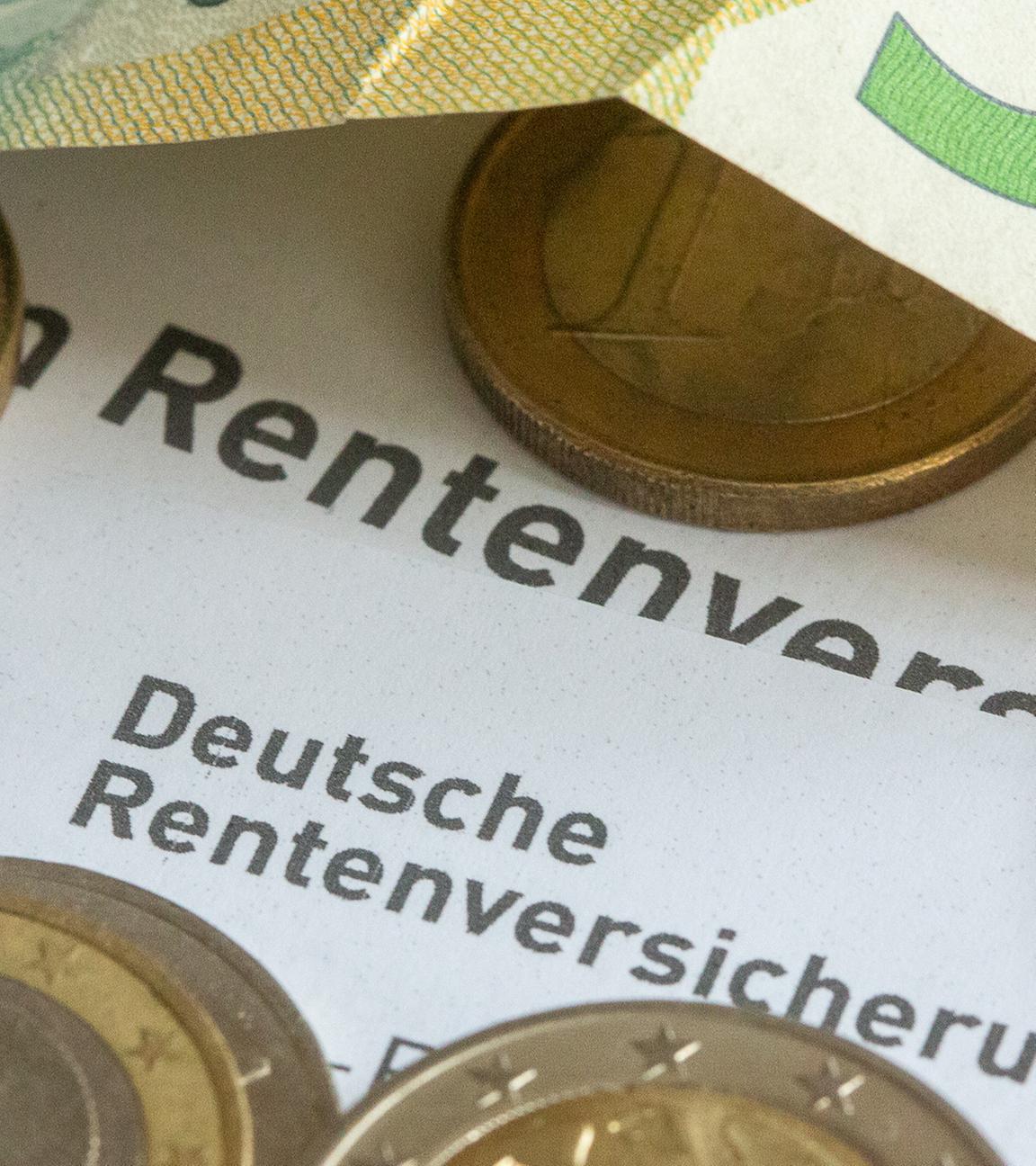 Münzen und eine Banknote liegen auf einer Renteninformation der Deutschen Rentenversicherung. (Symbolbild)