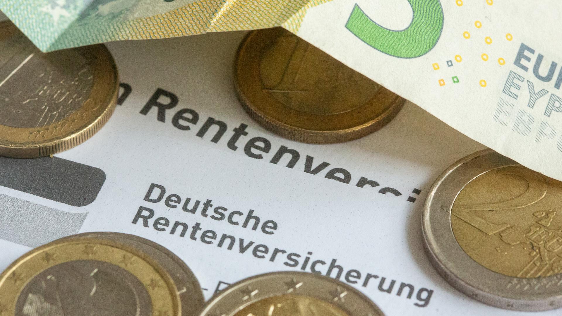 Münzen und eine Banknote liegen auf einer Renteninformation der Deutschen Rentenversicherung. (Symbolbild)