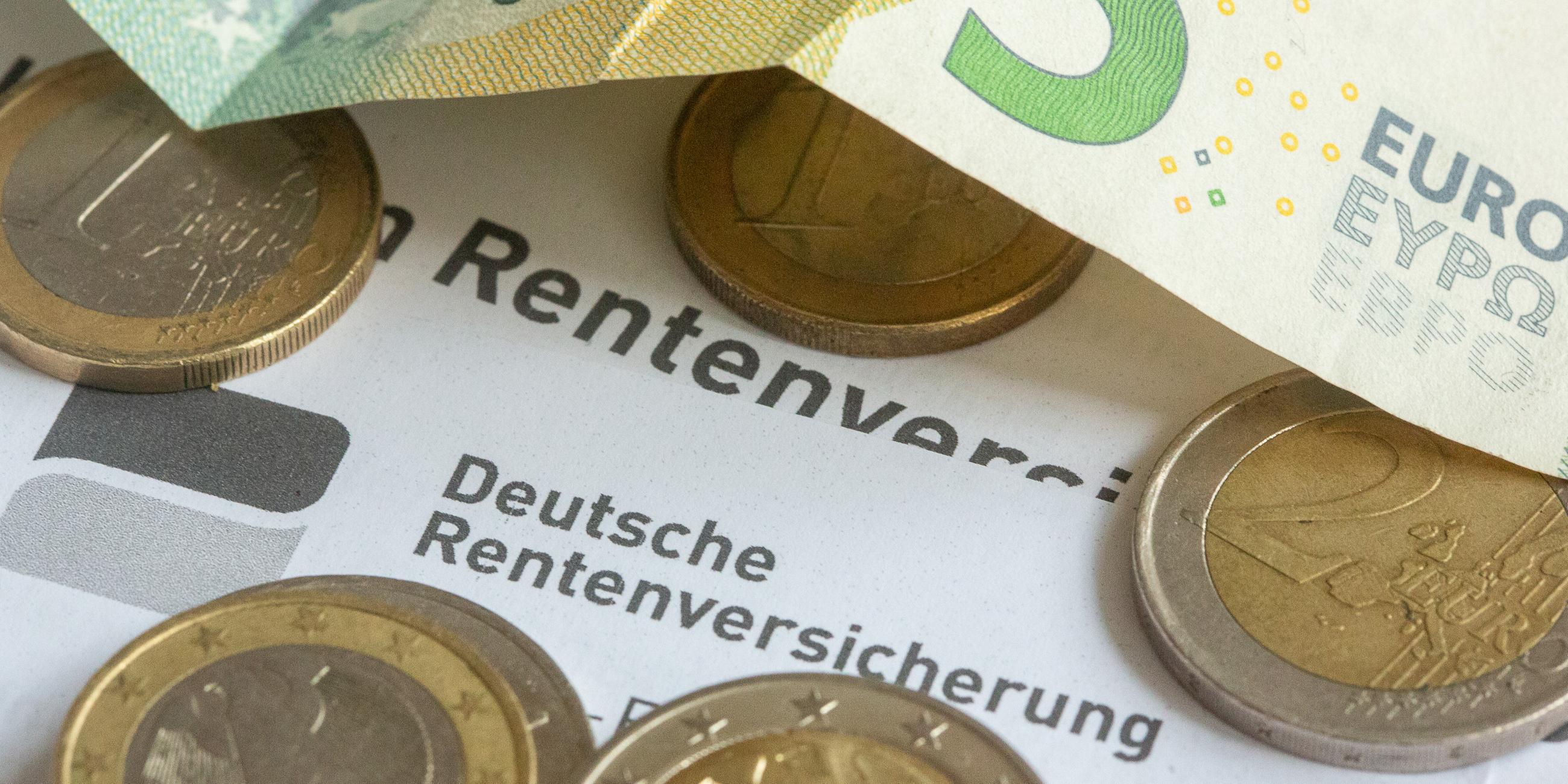 Münzen und eine Banknote liegen auf einer Renteninformation der Deutschen Rentenversicherung. (Symbolbild)