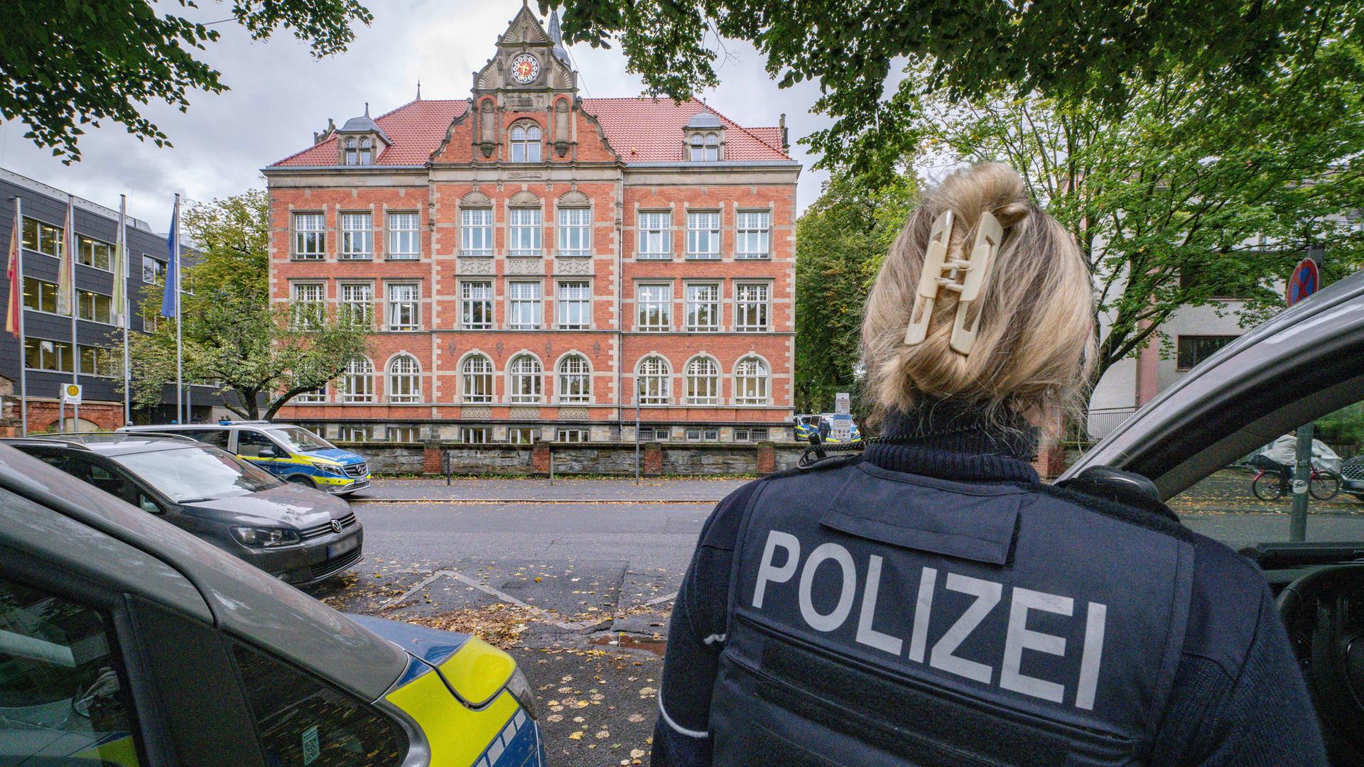 Typical: Schule, Polizeieinsatz