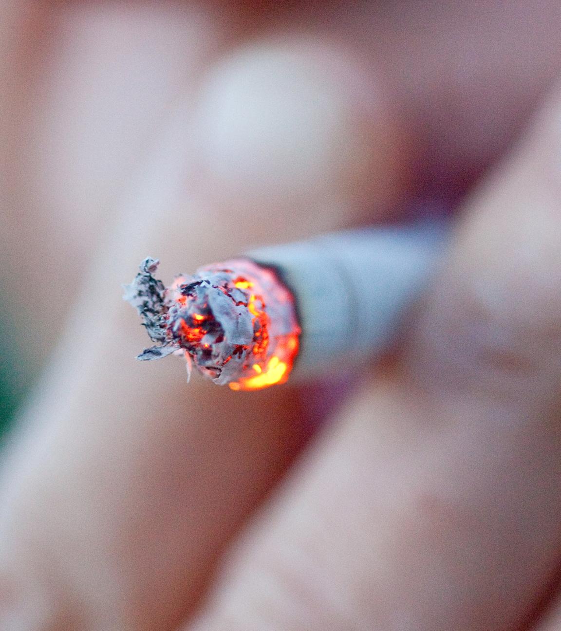 Eine Frau raucht eine Zigarette. (Symbolbild)