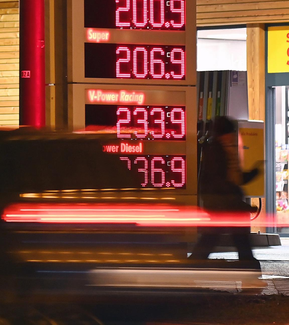 Ein Auto fährt am 16.03.2026 an der Preisanzeige für Kraftstoff einer Tankstelle vorbei. 