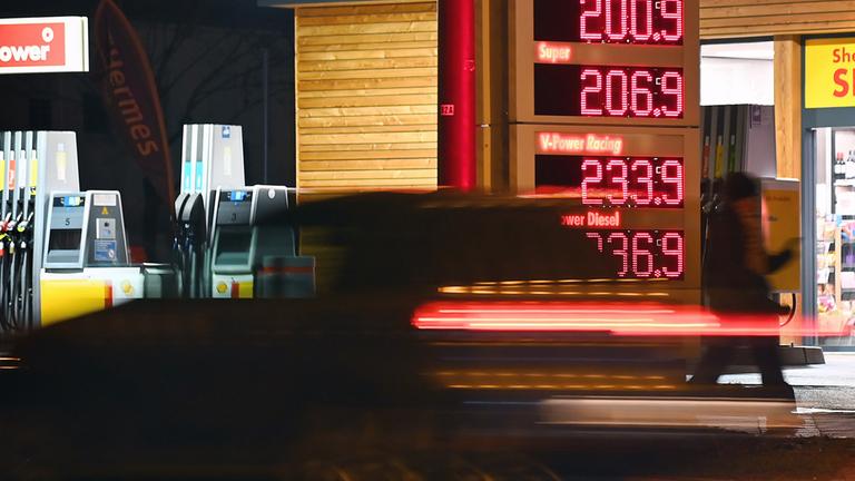 Ein Auto fährt am 16.03.2026 an der Preisanzeige für Kraftstoff einer Tankstelle vorbei. 