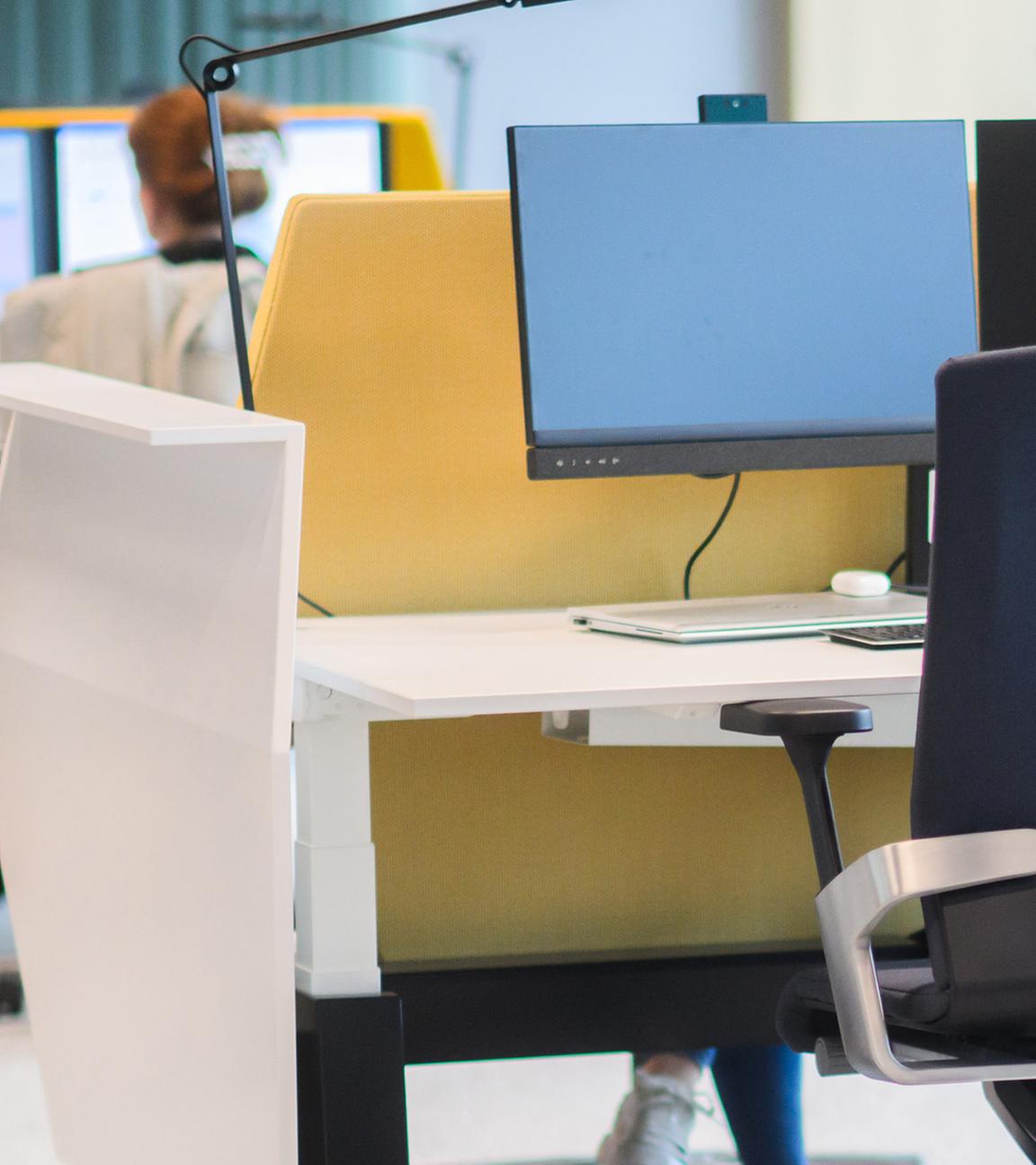 Leere Stühle in einem Großraumbüro. (Archiv)