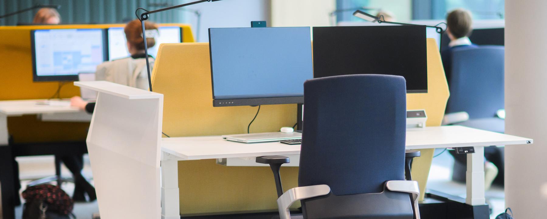 Leere Stühle in einem Großraumbüro. (Archiv)