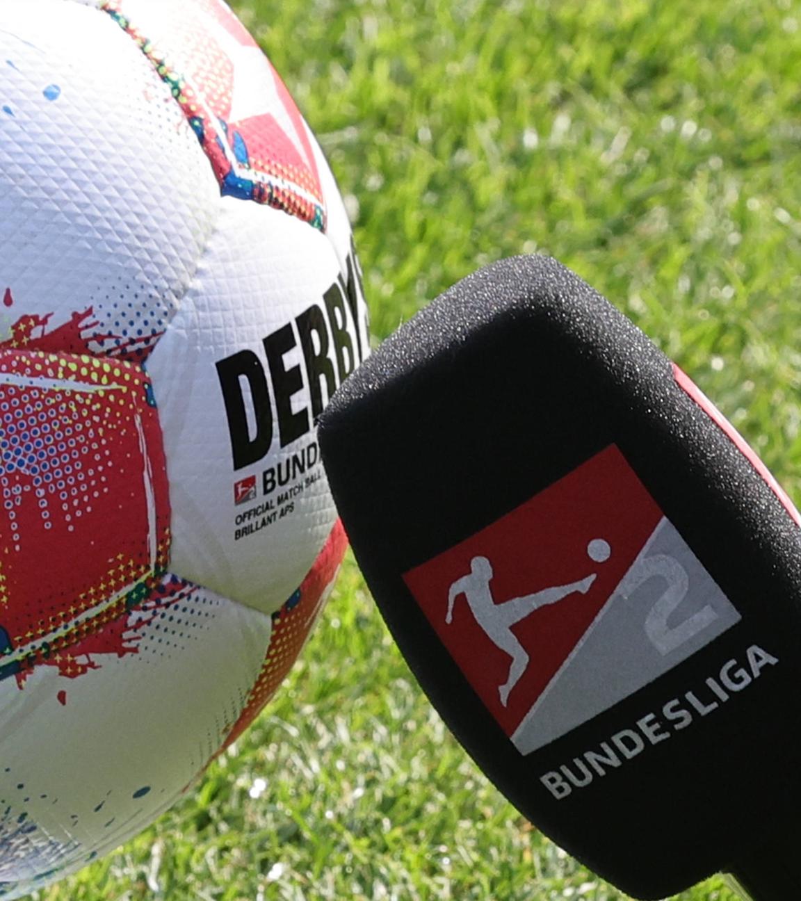 2. Fußball-Bundesliga: Ein Mikrofon wird vor einen Fußball bei dem Spiel 2. Fußball-Bundesliga: FC Nürnberg FCN gegen Hertha BSC am 28.09.2025 gehalten.
