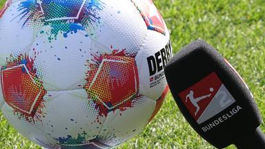 2. Fußball-Bundesliga: Ein Mikrofon wird vor einen Fußball bei dem Spiel 2. Fußball-Bundesliga: FC Nürnberg FCN gegen Hertha BSC am 28.09.2025 gehalten.