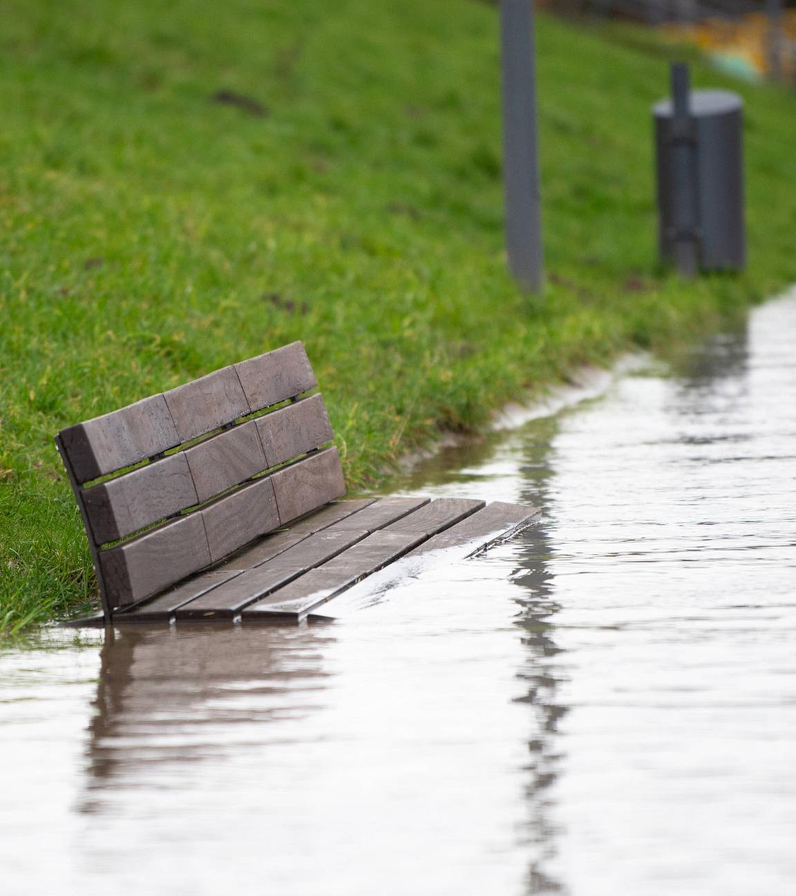 Eine überschwemmte Bank in Trier am 13.02.2026.