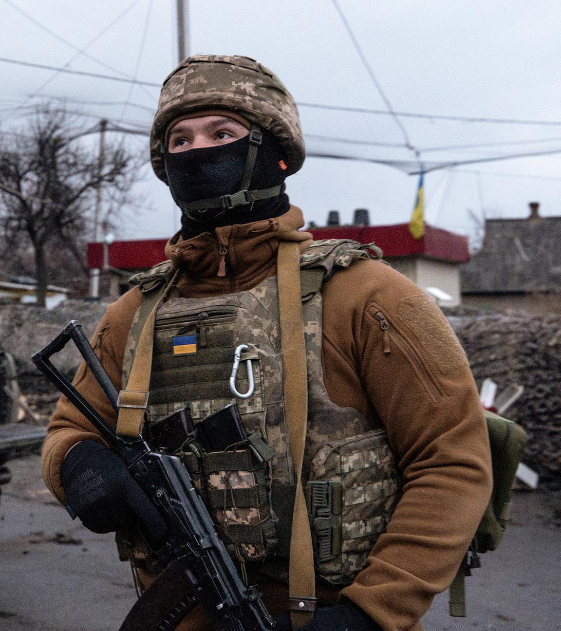 Ukrainische Soldaten nehmen an einer Mission zur Versorgung von Fronteinheiten mit Nachschub und Munition an einem nicht genannten Ort in der Region Donezk in der Ostukraine teil. (Archiv)