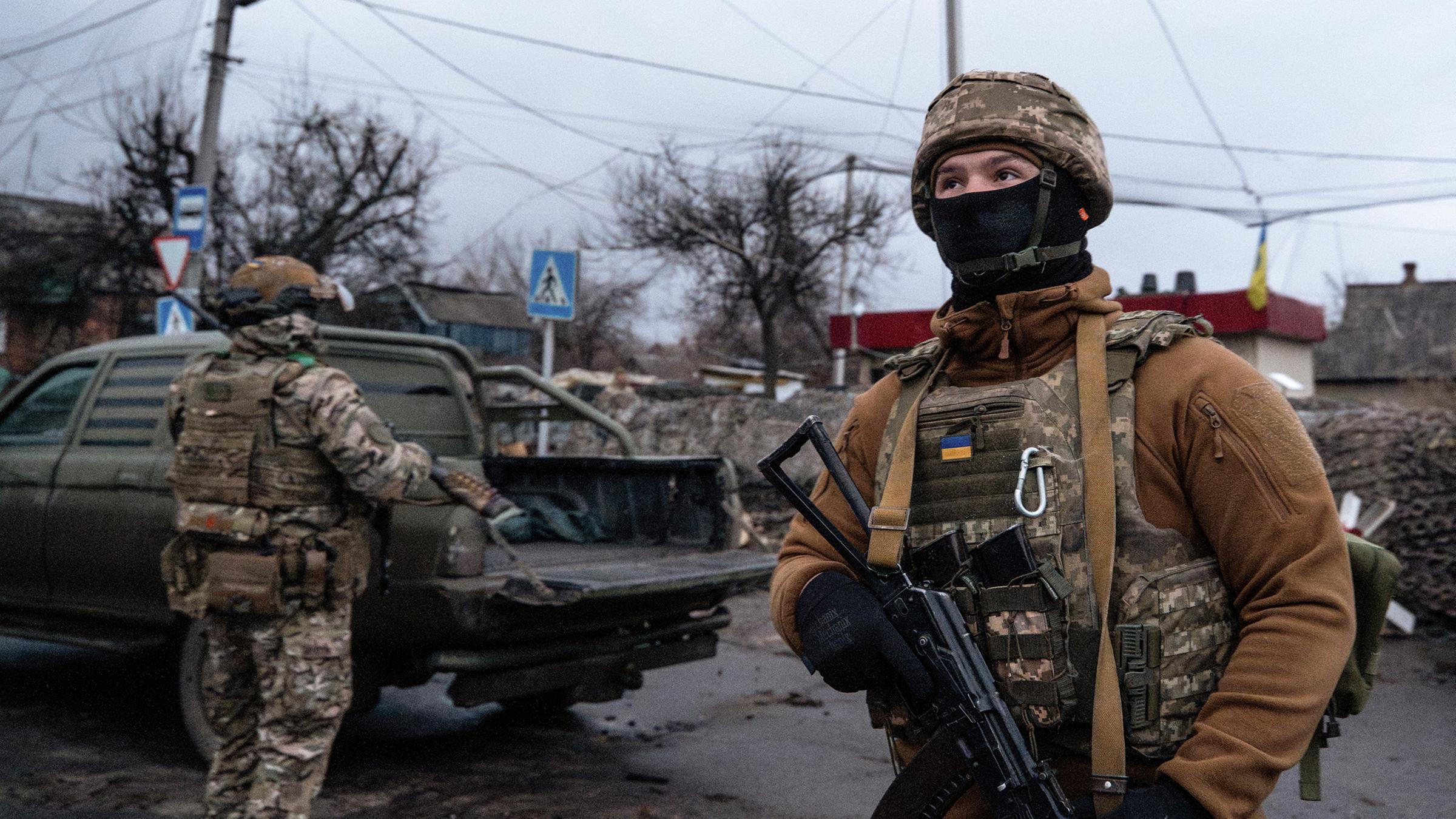 Ukrainische Soldaten nehmen an einer Mission zur Versorgung von Fronteinheiten mit Nachschub und Munition an einem nicht genannten Ort in der Region Donezk in der Ostukraine teil. (Archiv)