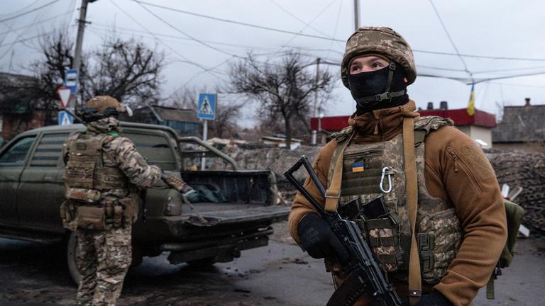 Ukrainische Soldaten nehmen an einer Mission zur Versorgung von Fronteinheiten mit Nachschub und Munition an einem nicht genannten Ort in der Region Donezk in der Ostukraine teil. (Archiv)