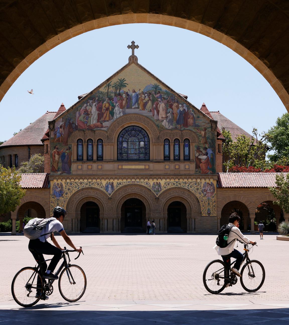Studenten fahren mit dem Fahrrad über einen Campus