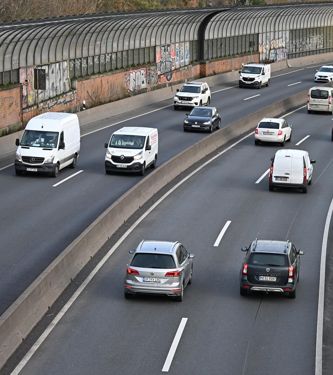 Autos fahren in beide Richtungen auf einer Autobahn