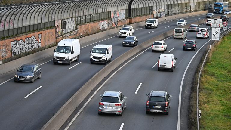 Autos fahren in beide Richtungen auf einer Autobahn