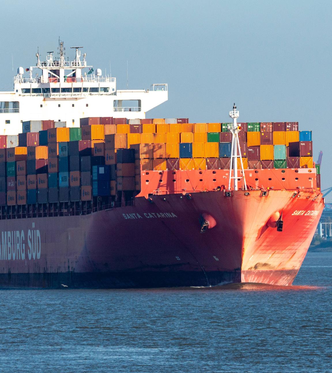 Das Containerschiff der Rederei Maersk Santa Catarina passiert das Elbufer in Blankenese (Hamburg) auf dem Weg in die Nordsee.