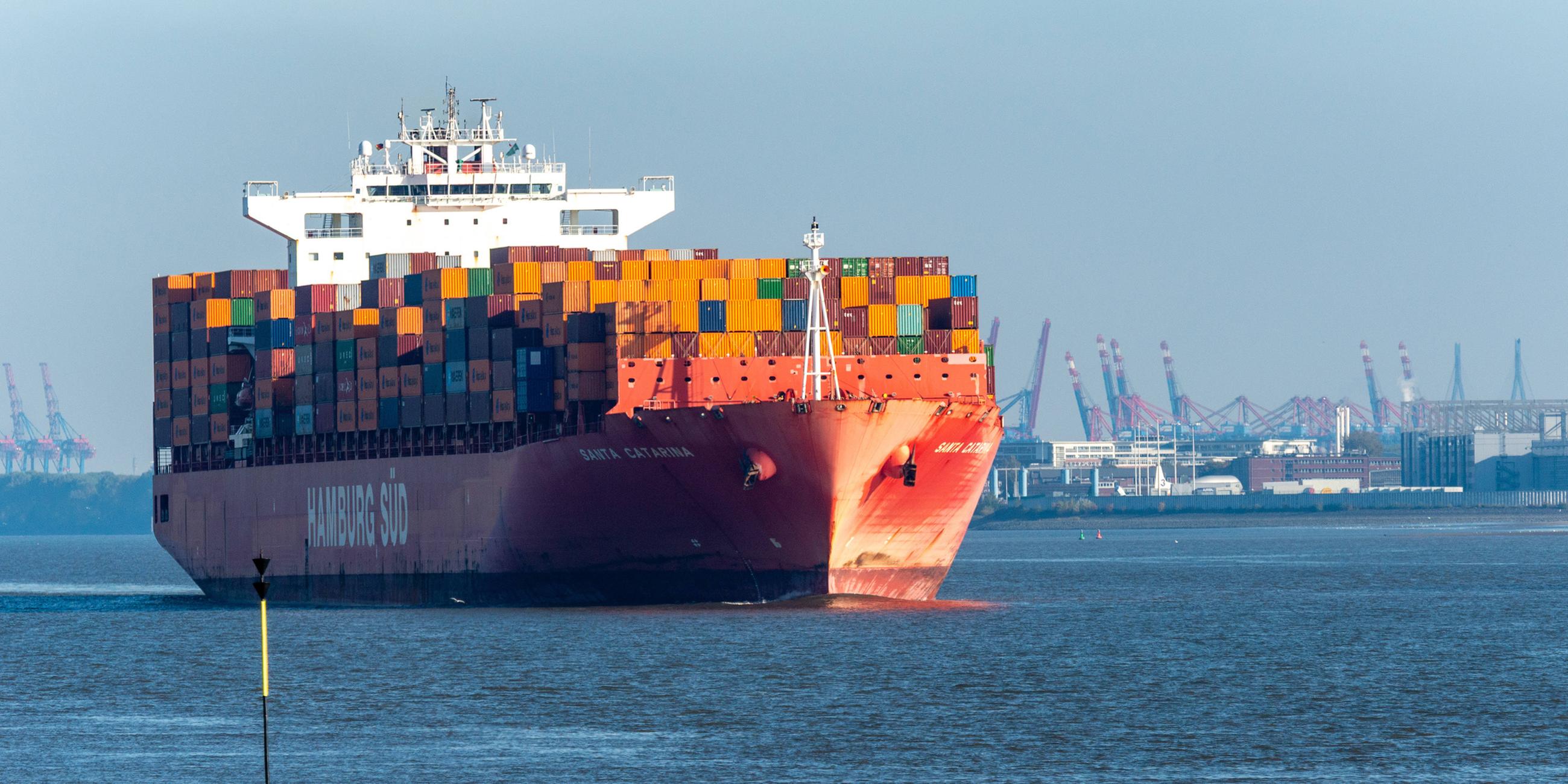  Das Containerschiff der Rederei Maersk Santa Catarina passiert das Elbufer in Blankenese (Hamburg) auf dem Weg in die Nordsee.