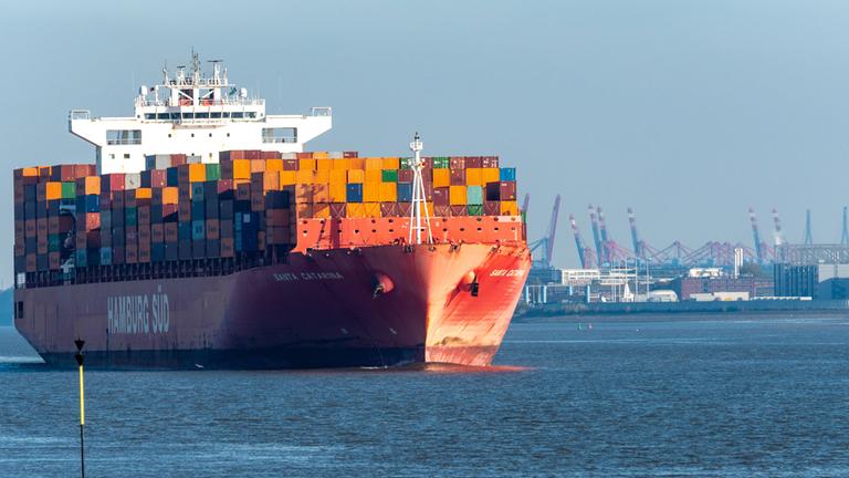  Das Containerschiff der Rederei Maersk Santa Catarina passiert das Elbufer in Blankenese (Hamburg) auf dem Weg in die Nordsee.