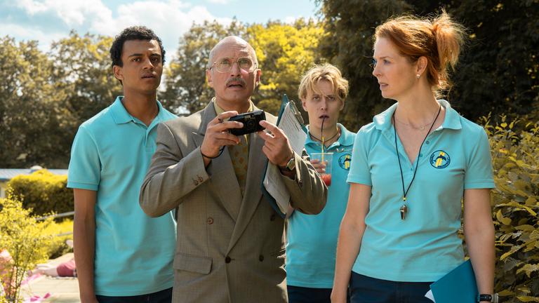 Ausgerechnet Rainer (Benno Fürmann, 2.v.l.), Simons (Tyrell Otoo, l.) Vater, prüft unter Katjas (Pheline Roggan) und Bastis (Max Schimmelpfennig, 2.v.r.) Anleitung den Zustand des Freibades.