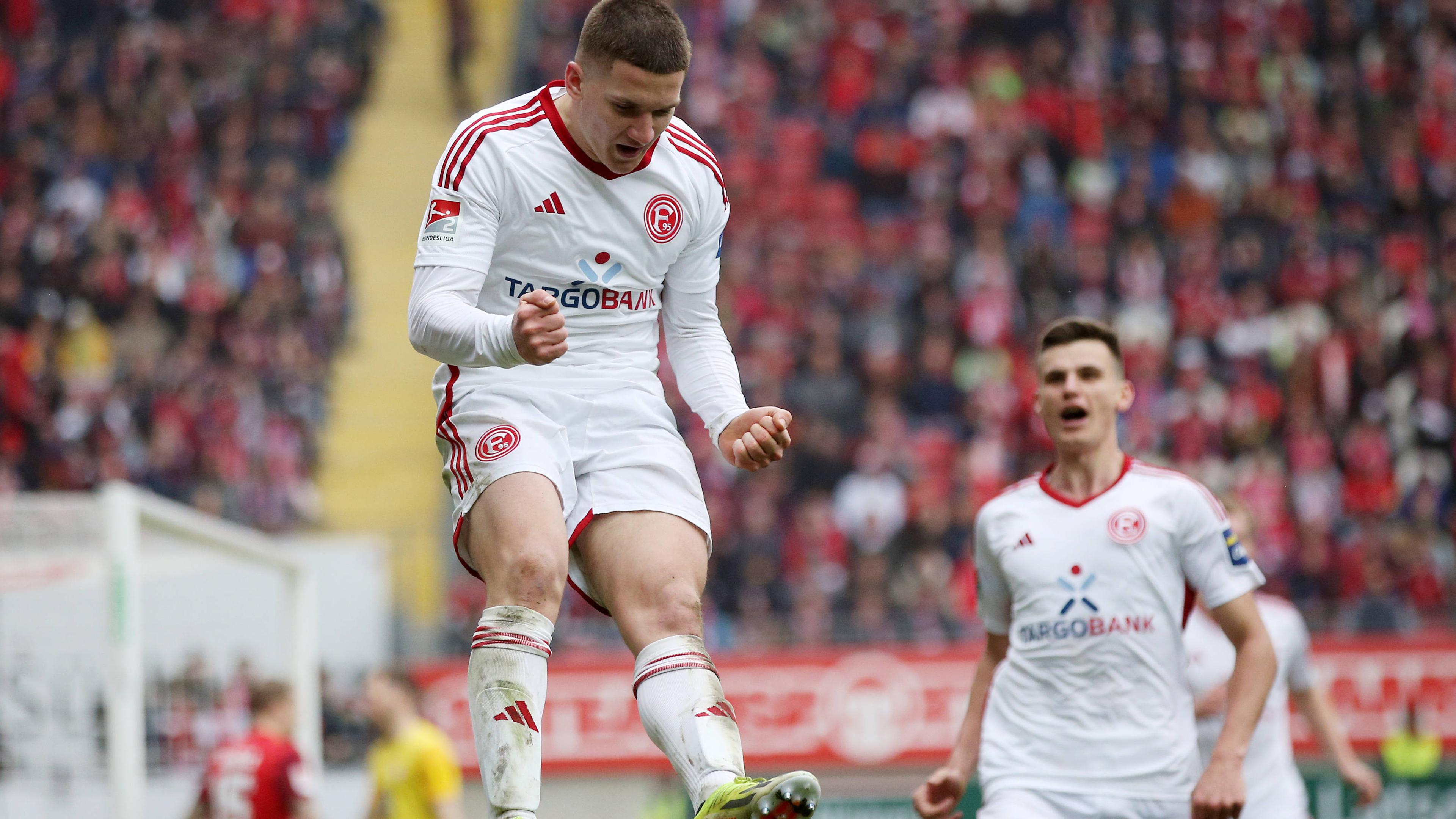 Fußball, 2. Bundesliga, FC Kaiserslautern - Fortuna Düsseldorf am 30.03.2024: Christos Tzolis feiert sein Tor zum 3:1 für Düsseldorf