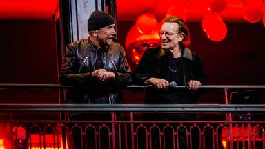 Auf dem Bild ist der Auftritt von U2 auf dem Balkon des Bewley’s Cafés in Dublins Grafton Street zu sehen. Die Band feierte dort ihr 50-jähriges Jubiläum mit einem kostenlosen Konzert vor Tausenden Fans.